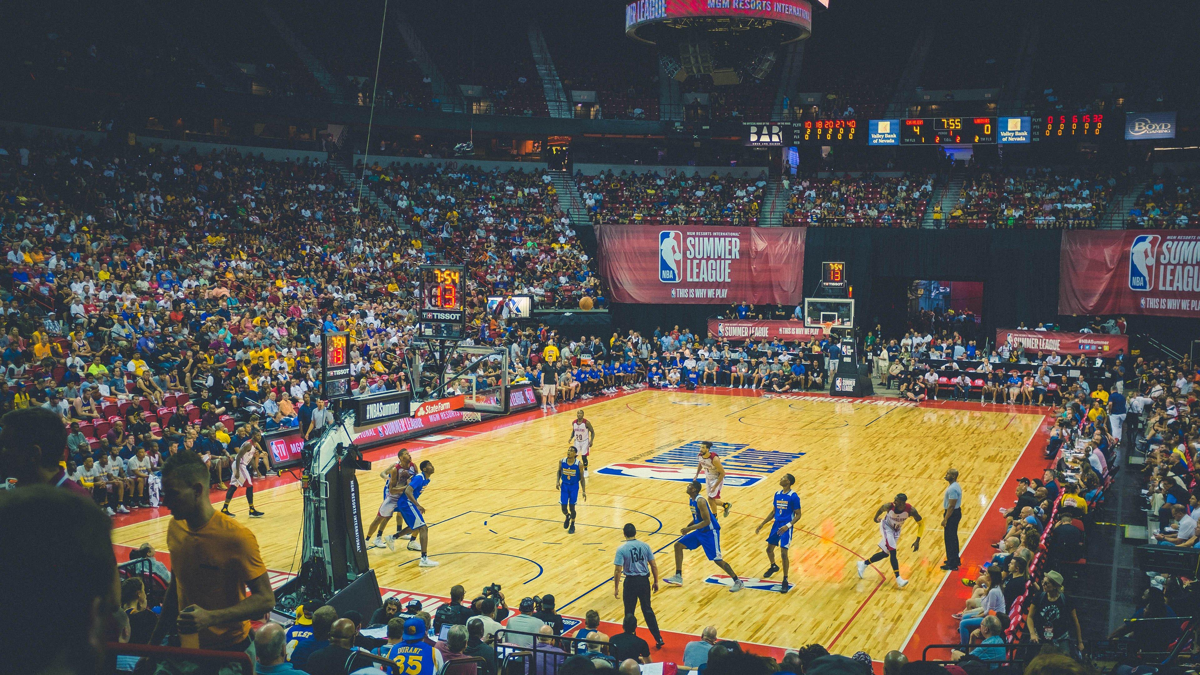 欧冠决赛巅峰对决，皇家马德里绝杀多特蒙德，第15次捧起大耳朵杯