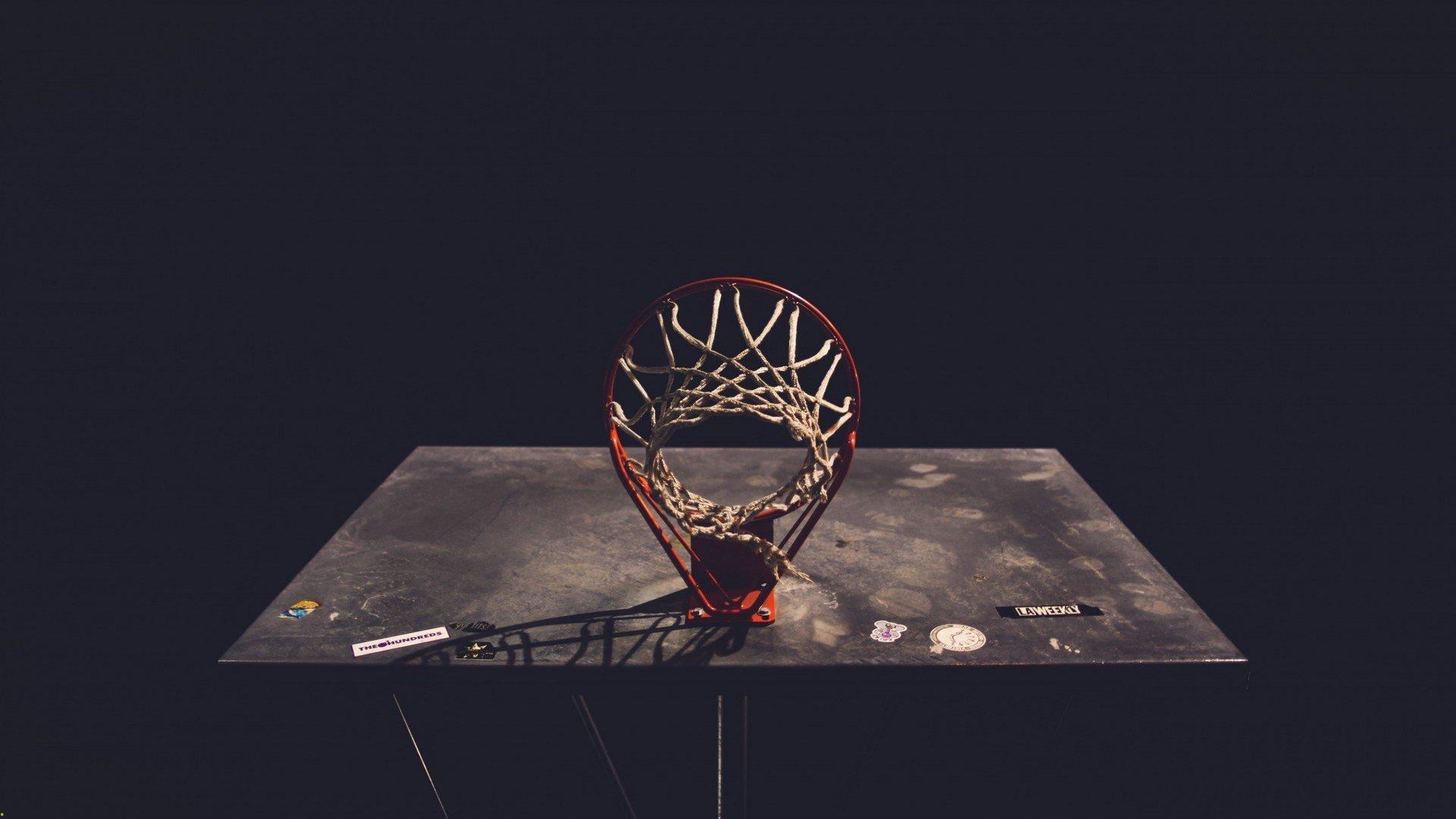 詹姆斯率队逆转取胜，湖人季后赛前景再现曙光